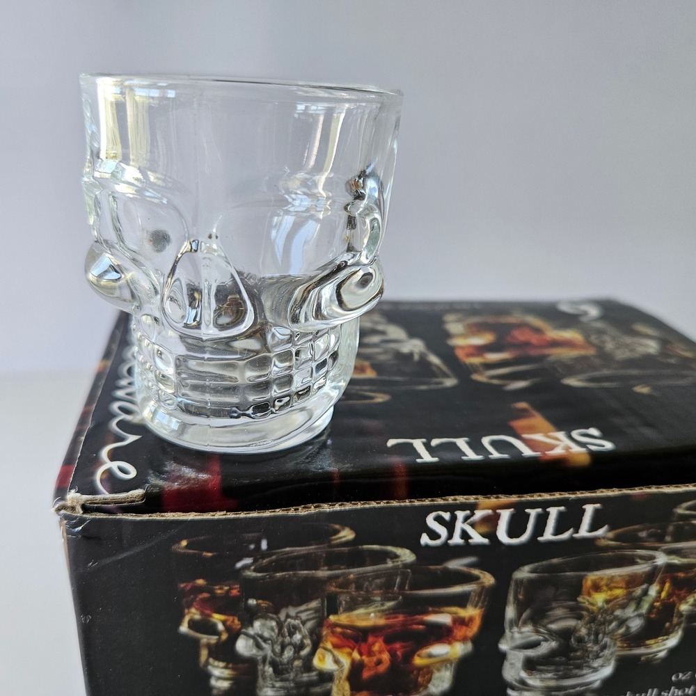 Circleware Skull Shot Glasses - BRAND NEW - Set of Six - 1.75oz Sculpted Barware